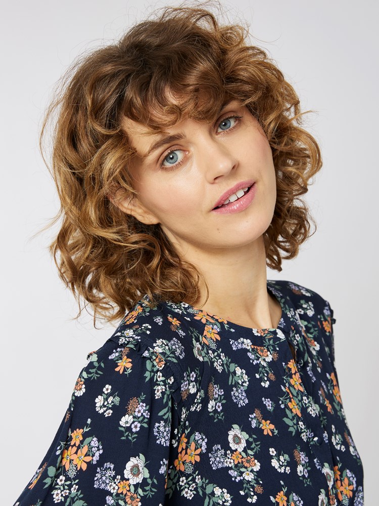 Meline bluse 7501201_EM6-MELL-A22-Modell-Front_chn=vic_2013_Meline bluse EM6 7501201.jpg_Front||Front