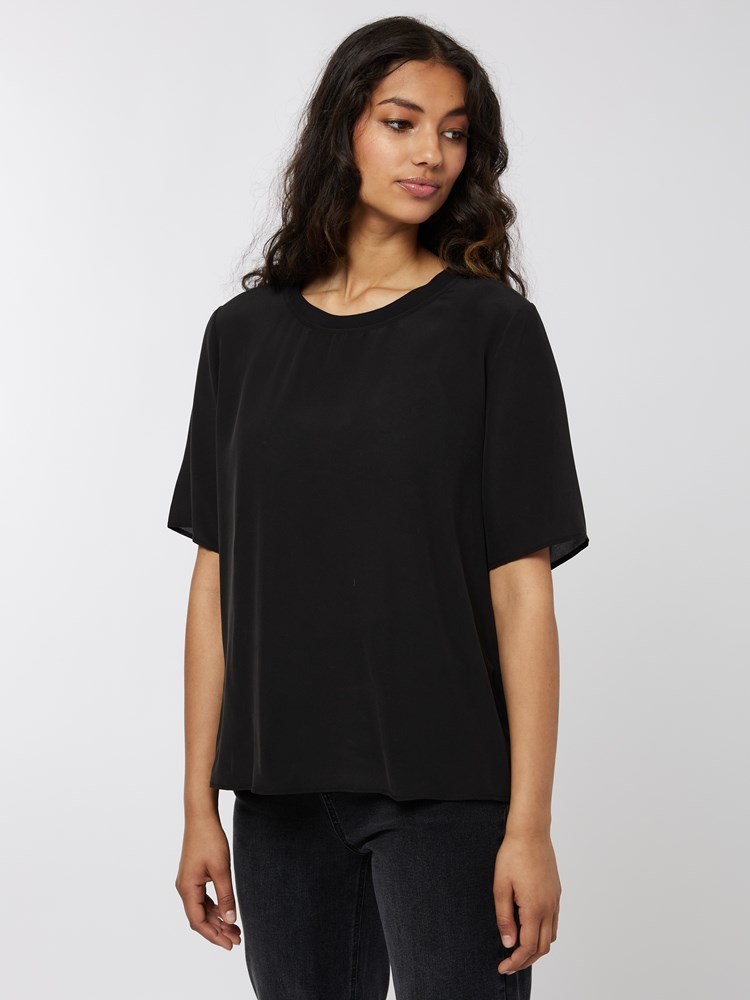 Sadie silketopp 7501232_CAB-BLU-A22-Modell-Front_chn=vic_1379_Sadie silketopp CAB 7501232.jpg_Front||Front