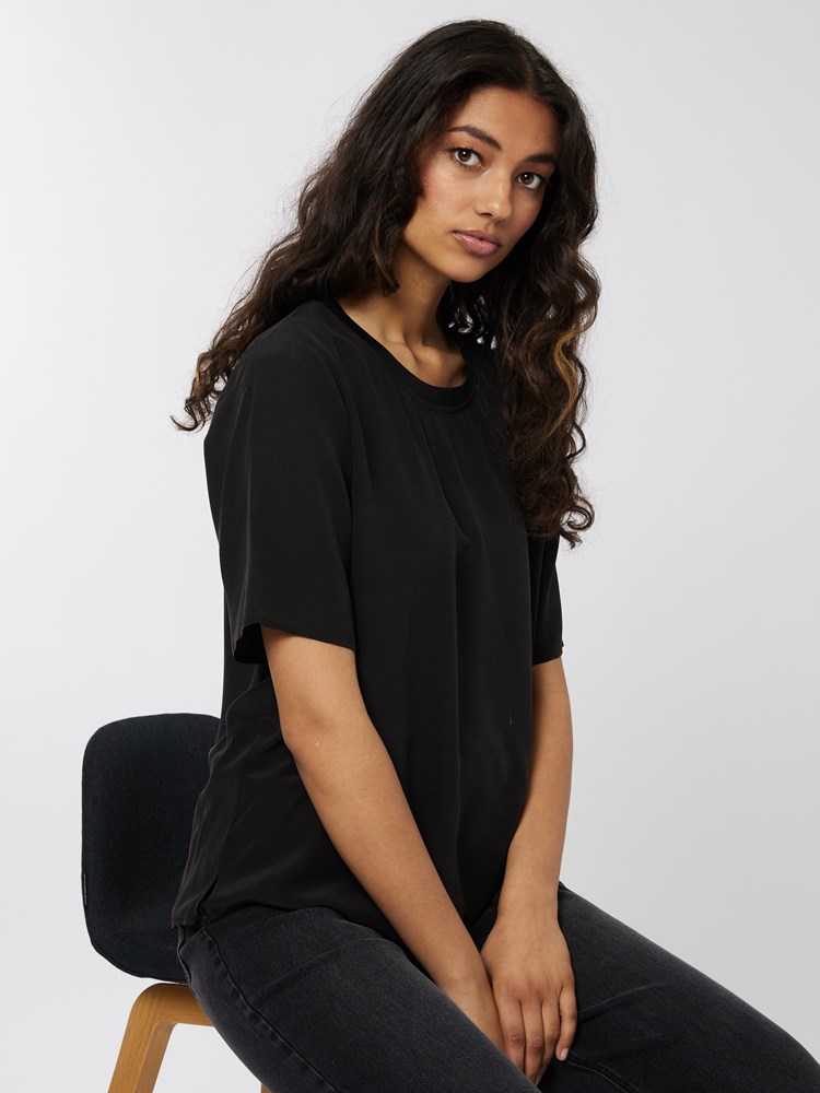 Sadie silketopp 7501232_CAB-BLU-A22-Modell-Front_chn=vic_2467_Sadie silketopp CAB 7501232.jpg_Front||Front