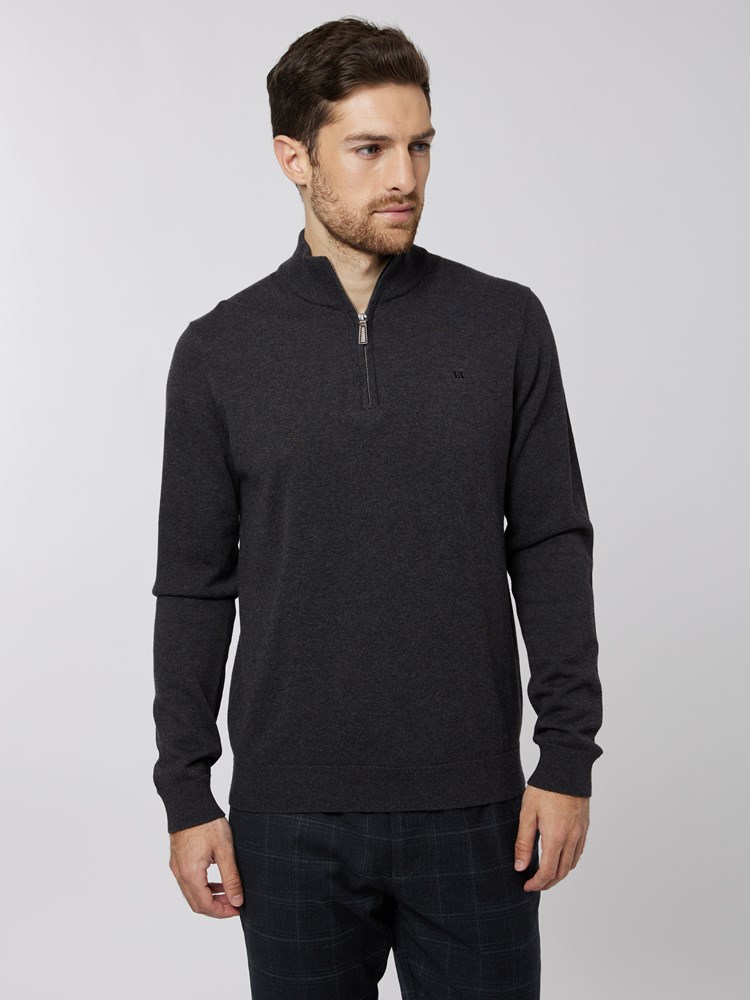 Easton zip neck genser 7501250_I6Y-VESB-A22-Modell-Front_chn=vic_1156.jpg_Front||Front