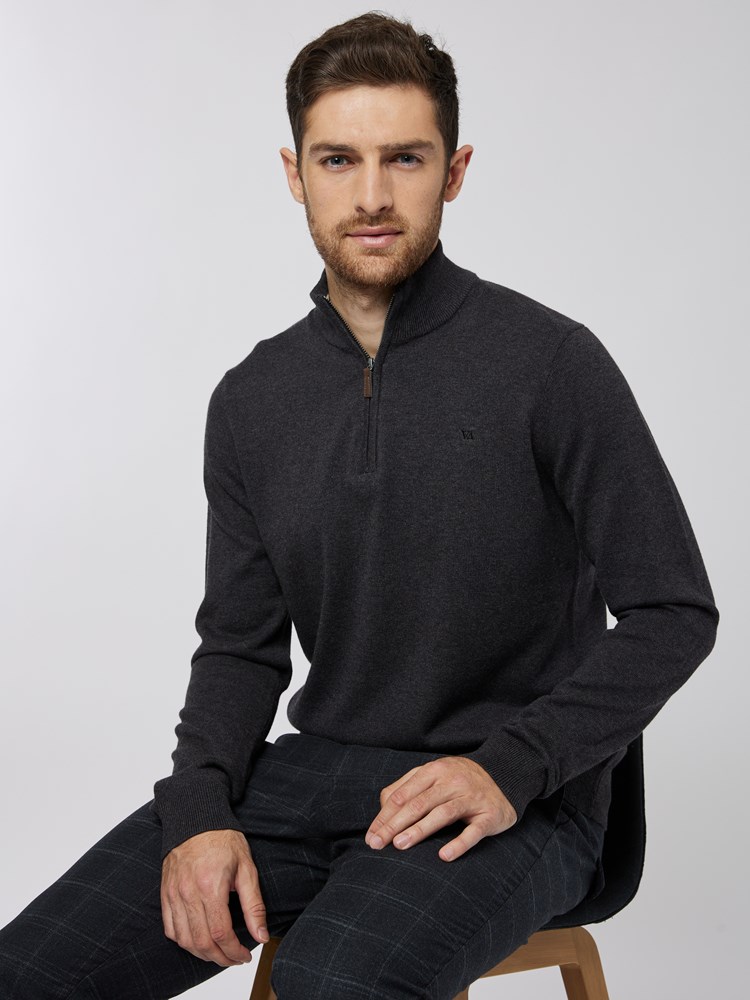 Easton zip neck genser 7501250_I6Y-VESB-A22-Modell-Front_chn=vic_2898.jpg_Front||Front