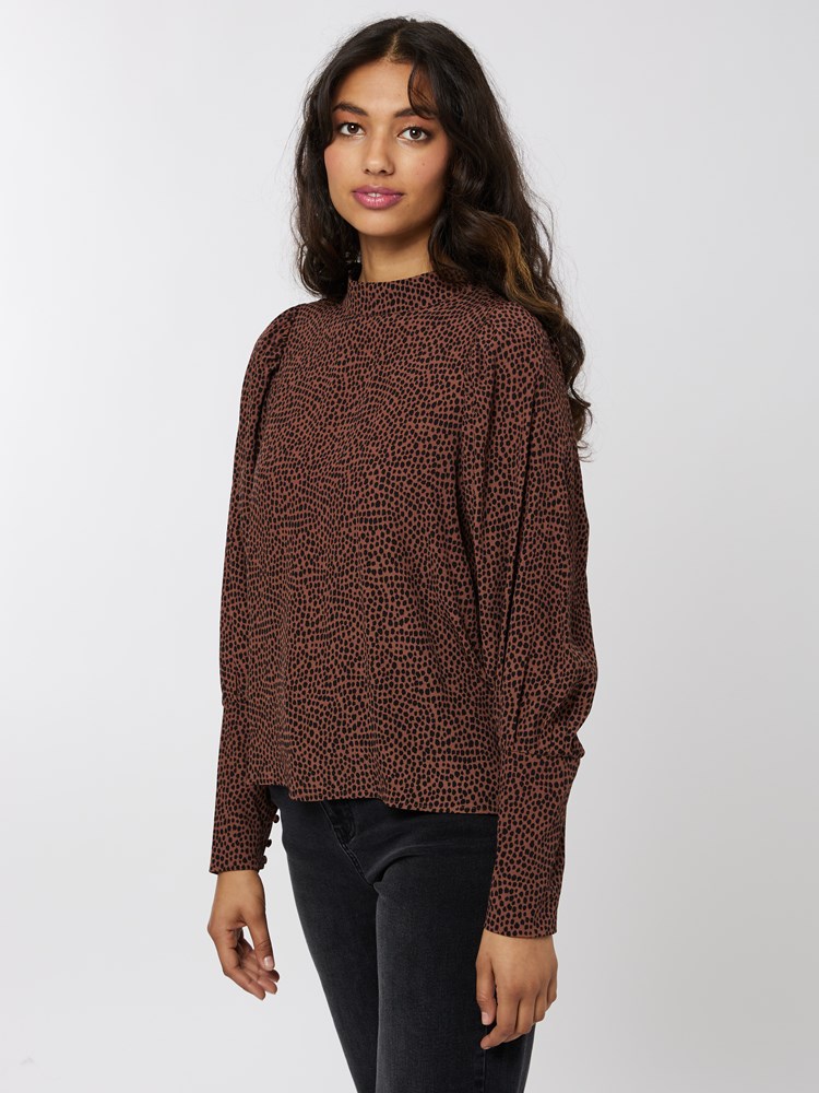 Andie bluse 7501260_AJB-BLU-A22-Modell-Front_chn=vic_8825_Andie bluse AJB 7501260.jpg_Front||Front