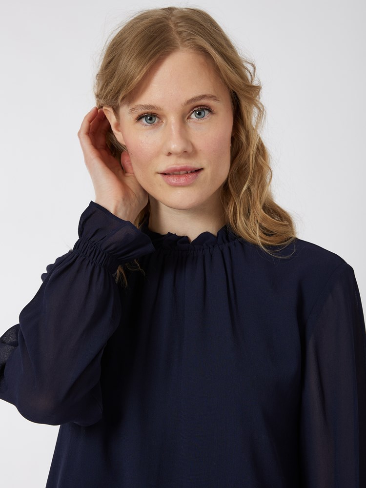 Sandra bluse 7501303_EM6-JEANPAUL-W22-Modell-Front_3482_Sandra bluse EM6_Sandra bluse EM6 7501303.jpg_Front||Front