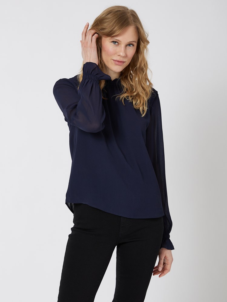 Sandra bluse 7501303_EM6-JEANPAUL-W22-Modell-Front_8520_Sandra bluse EM6_Sandra bluse EM6 7501303.jpg_Front||Front