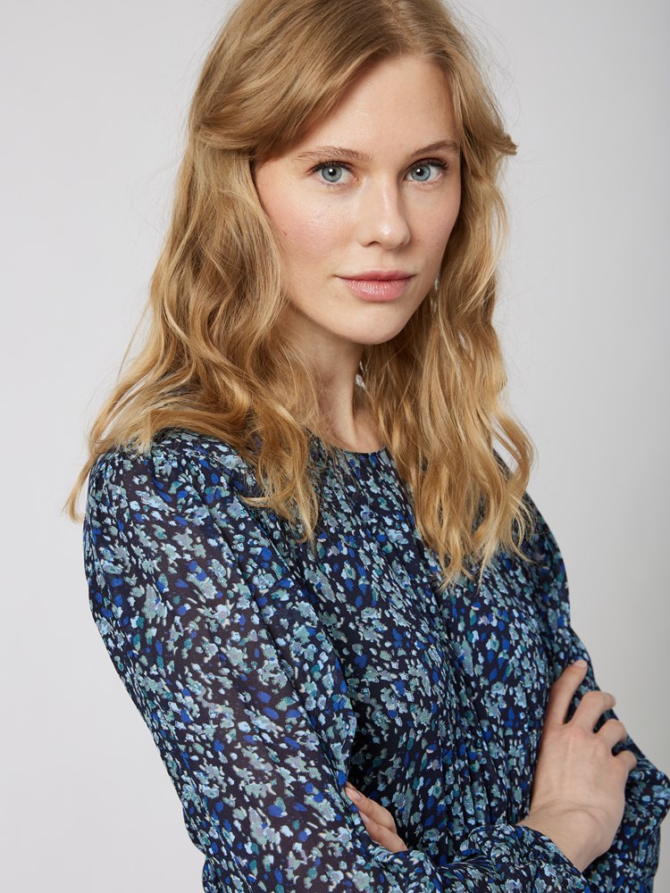 Gabrielle kjole 7501353_EM6-JEANPAUL-W22-Modell-Front_877_Gabrielle kjole EM6_Gabrielle kjole EM6 7501353.jpg_Front||Front