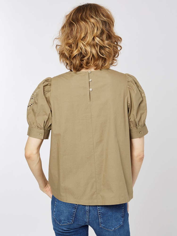 Julia bluse 7501364_GKJ-MELL-A22-Modell-Front_chn=vic_407_Julia bluse GKJ 7501364.jpg_Front||Front