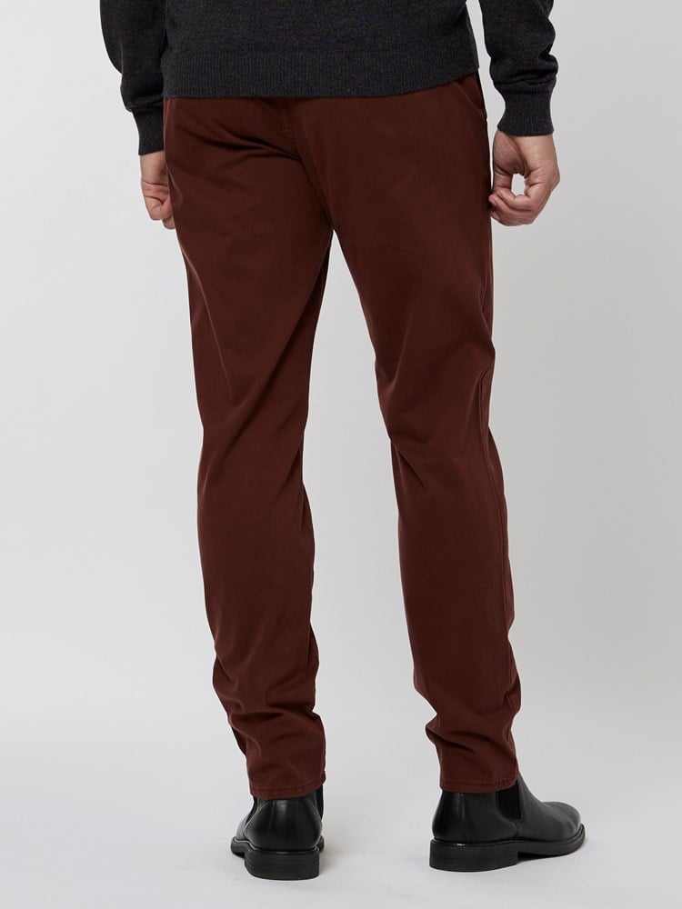 Aron chinos 7501379_AJL-VESBAR-A22-model back_Aron chinos AJL 7501379.jpg_