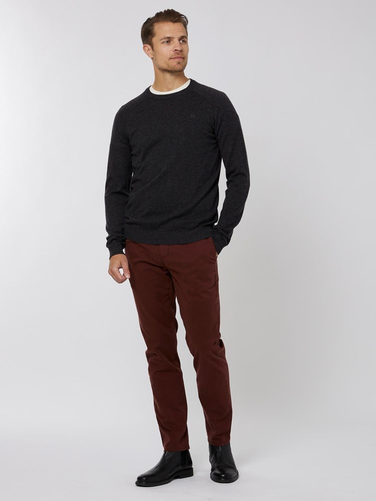 Aron chinos 7501379_AJL-VESBAR-A22-model-front_Aron chinos AJL 7501379.jpg_