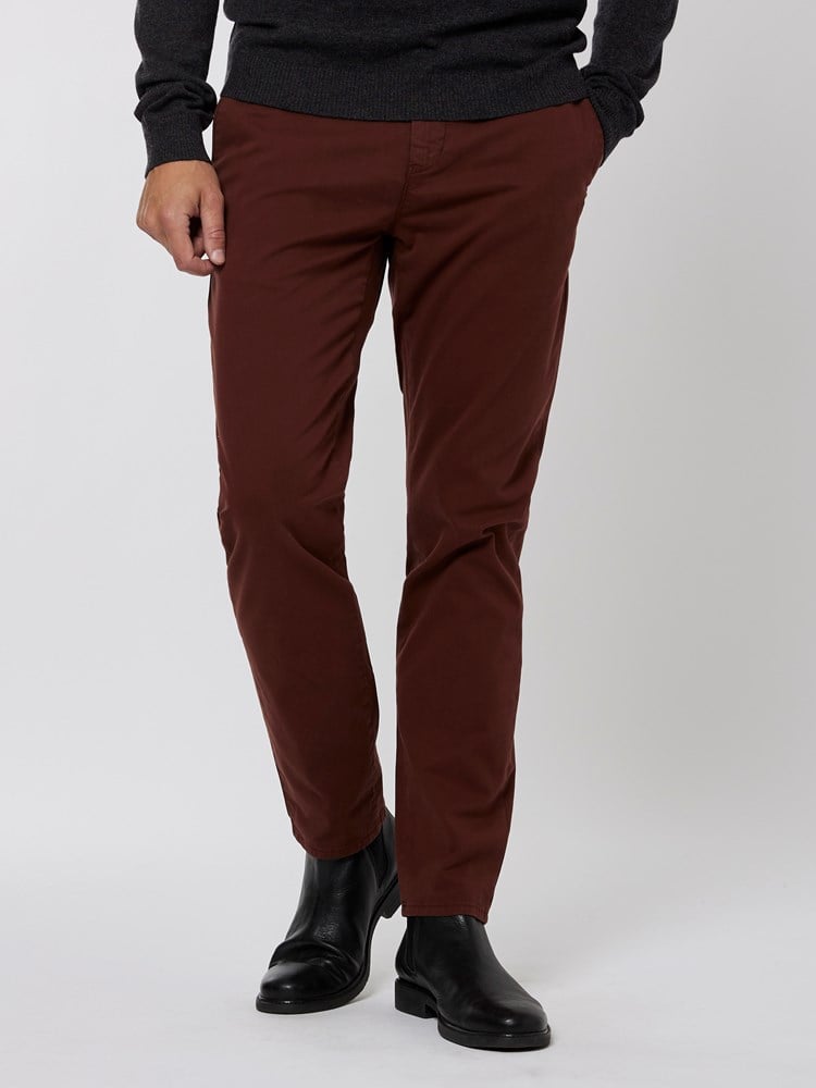 Aron chinos 7501379_AJL-VESBAR-A22-model left_Aron chinos AJL 7501379.jpg_