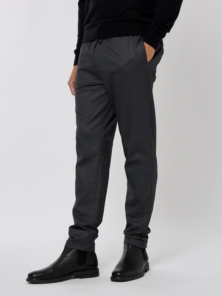 Filipp bukse 7501381_I6Y-VESB-A22-Modell-Front_chn=vic_4476.jpg_Front||Front