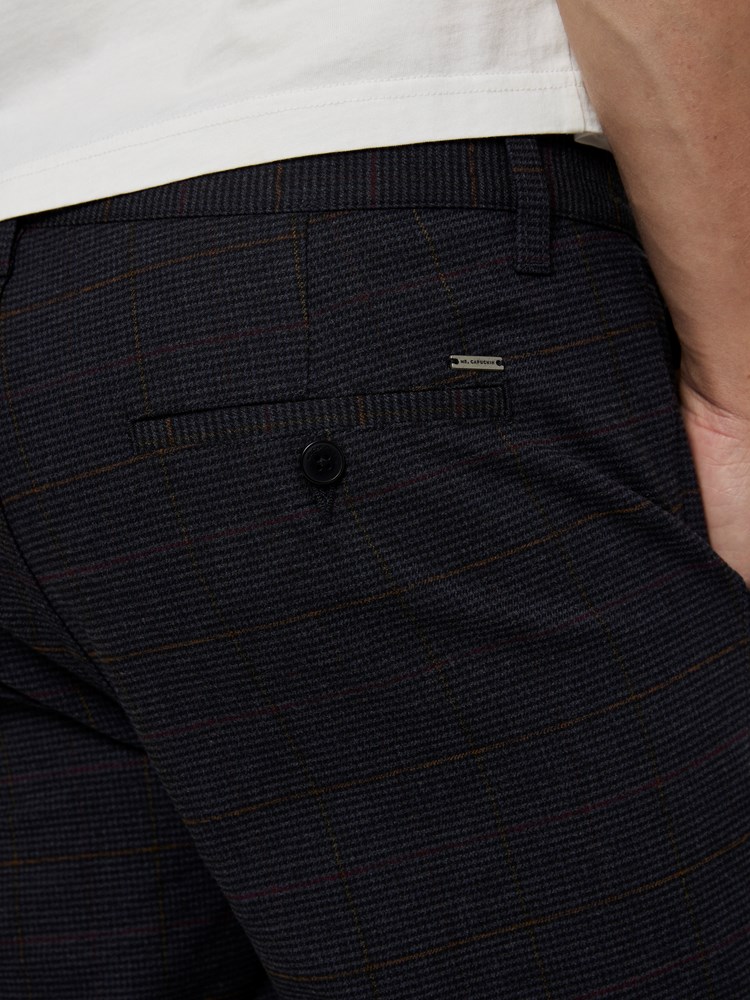 Slim check chino 7501430_EM6-MRCAPUCHIN-A22-Modell-Back_chn=vic_9704_Slim check chino EM6.jpg_Back||Back