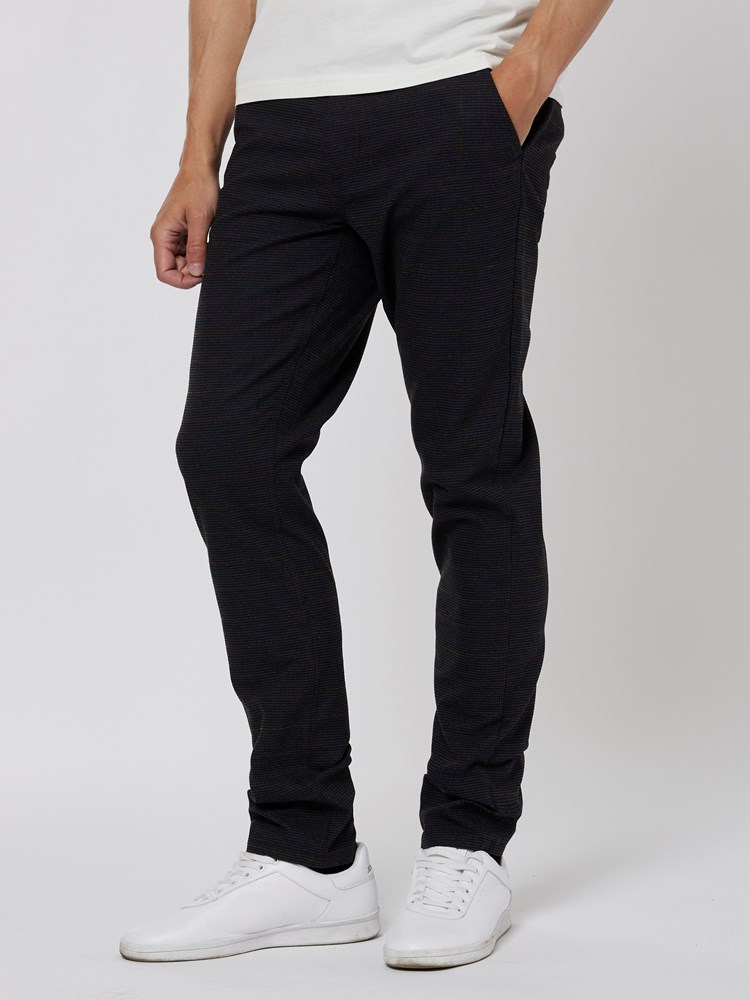 Slim check chino 7501430_EM6-MRCAPUCHIN-A22-Modell-Front_chn=vic_6639_Slim check chino EM6.jpg_Front||Front