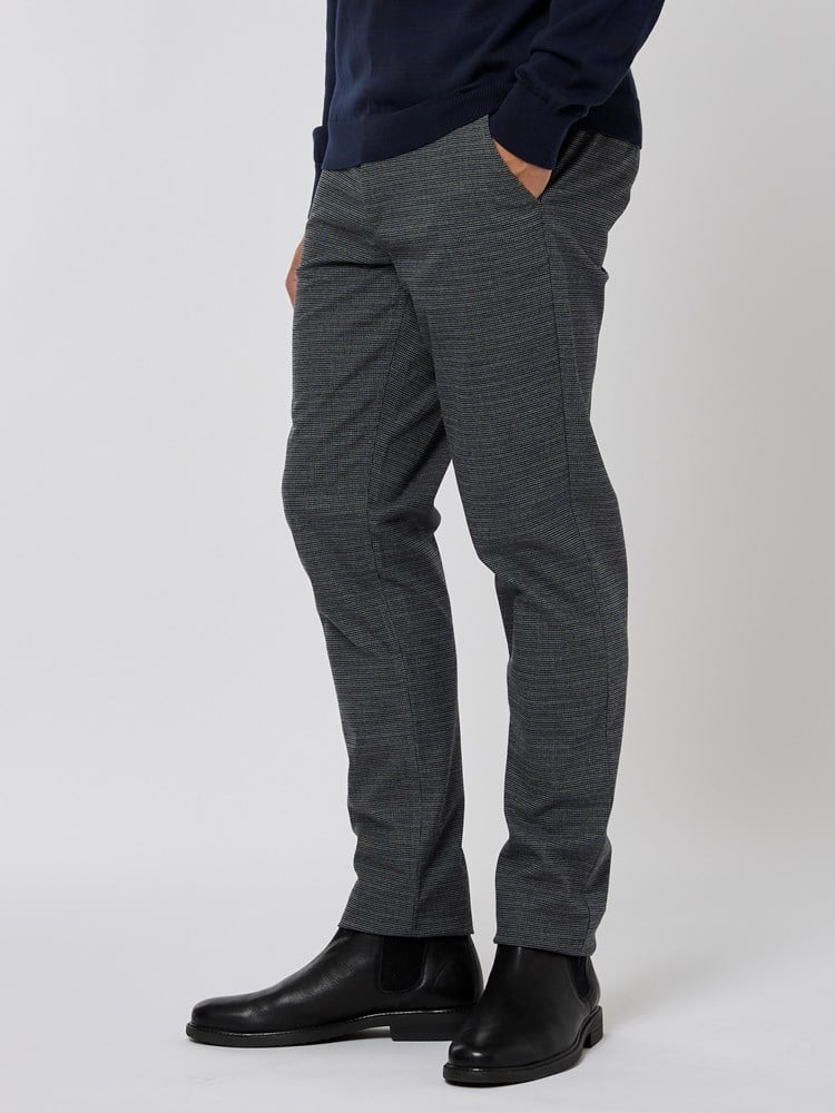 Slim check chino 7501435_IEL-MRCAPUCHIN-A22-Modell-Front_chn=vic_1140_Slim check chino IEL.jpg_Front||Front