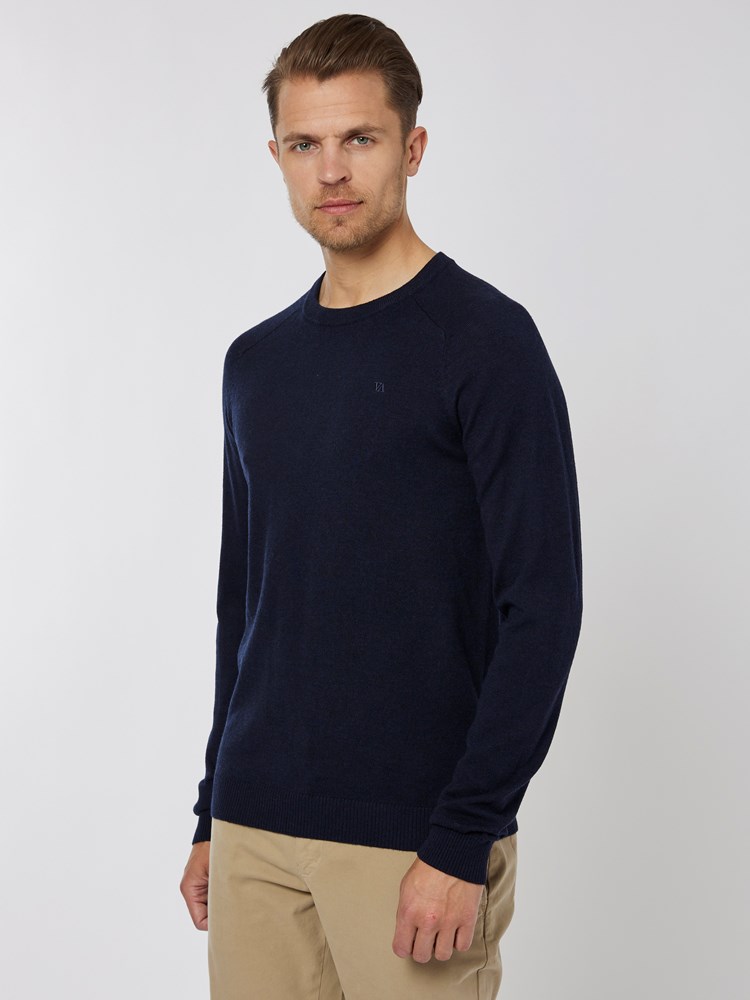 Quentin Genser 7501437_EM6-VESB-A22-Modell-Front_chn=vic_2283.jpg_Front||Front