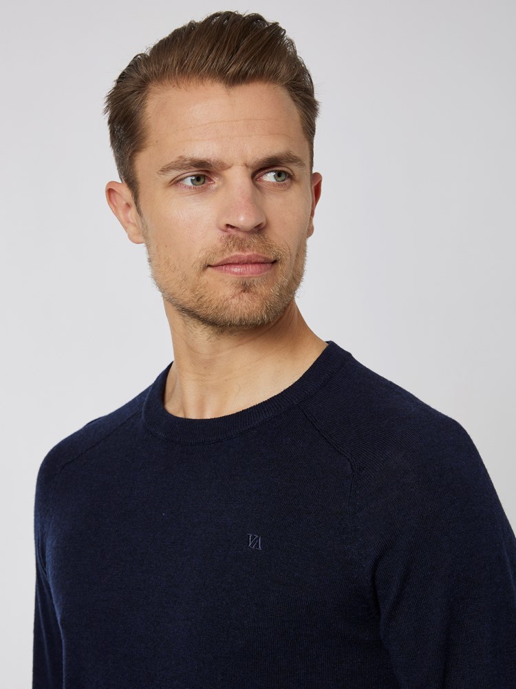 Quentin Genser 7501437_EM6-VESB-A22-Modell-Front_chn=vic_5609.jpg_Front||Front