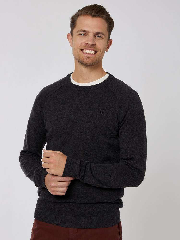 Quentin Genser 7501437_I6Y-VESB-A22-Modell-Front_chn=vic_1784.jpg_Front||Front