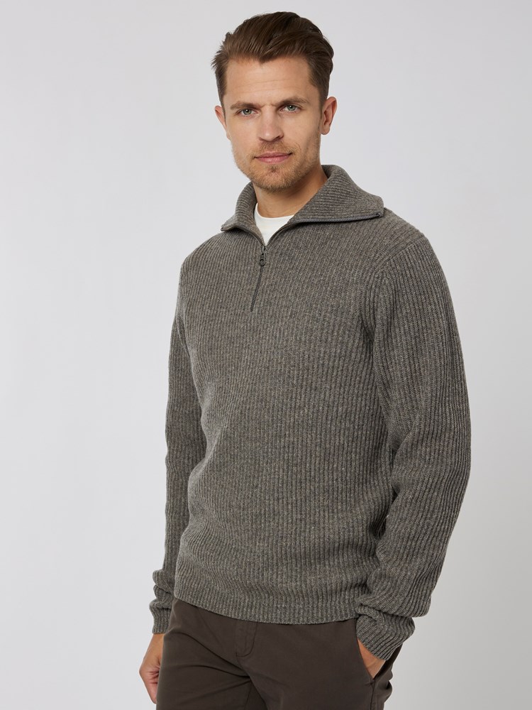 Sam zip genser 7501445_I6Y-VESB-A22-Modell-Front_chn=vic_4119.jpg_Front||Front