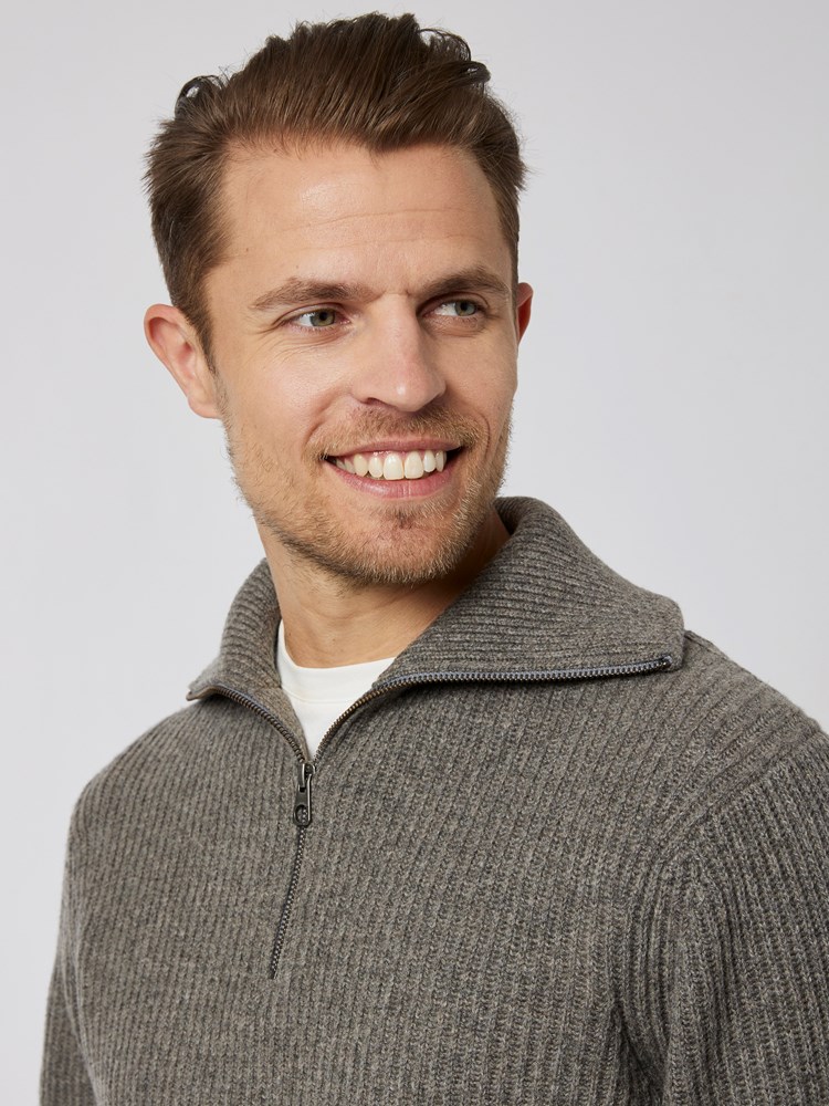 Sam zip genser 7501445_I6Y-VESB-A22-Modell-Front_chn=vic_8460.jpg_Front||Front