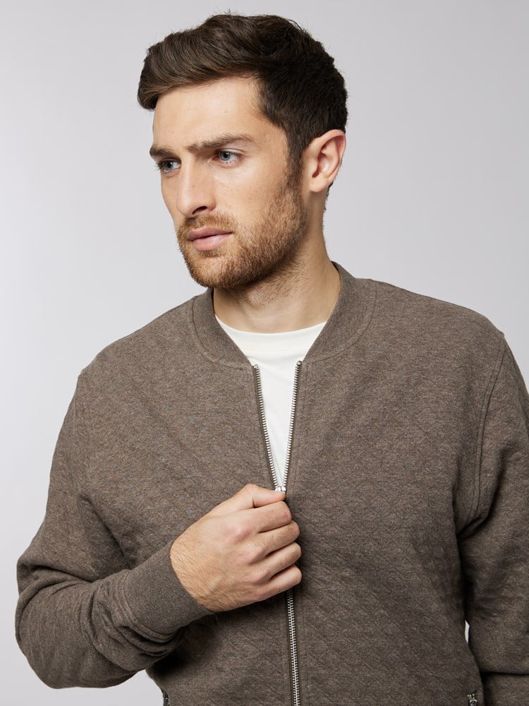 Avery jakke 7501450_APR-VESB-A22-Modell-Front_chn=vic_5574.jpg_Front||Front
