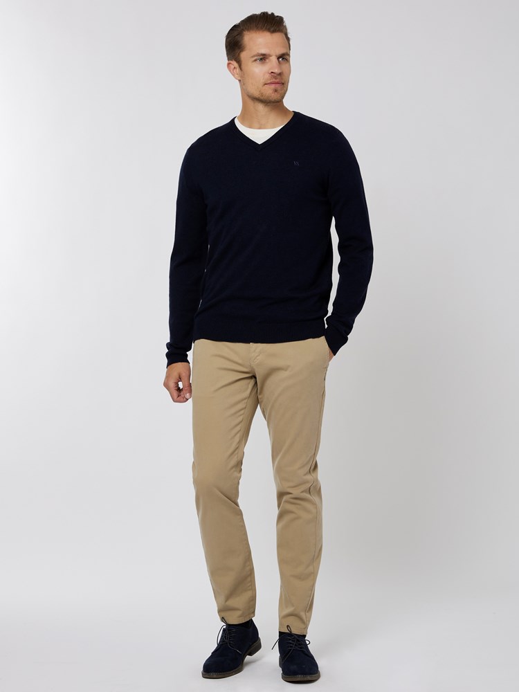 Quentin V-Hals Genser 7501461_EM6-VESB-A22-Modell-Front_chn=vic_1003.jpg_Front||Front