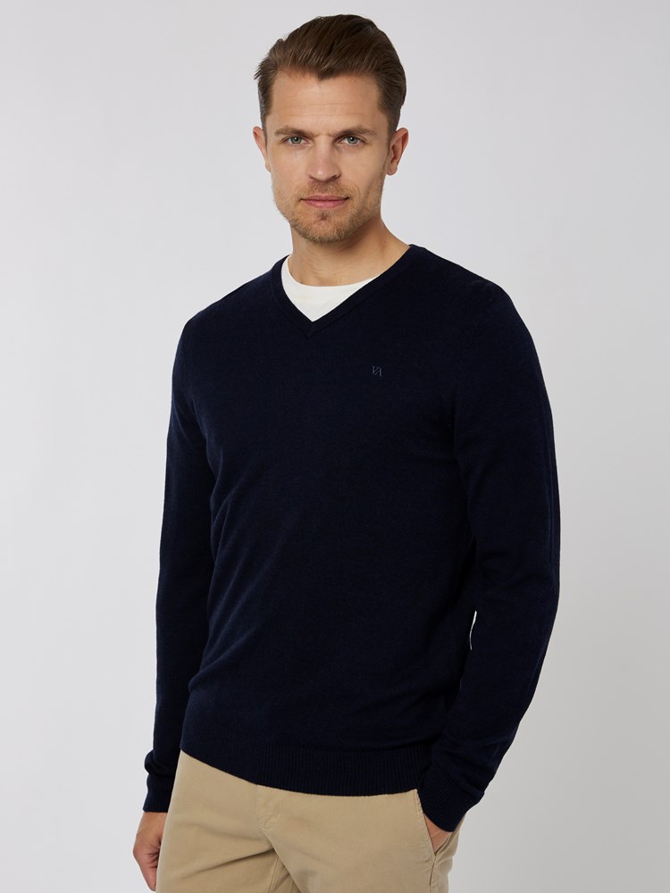 Quentin V-Hals Genser 7501461_EM6-VESB-A22-Modell-Front_chn=vic_4770.jpg_Front||Front