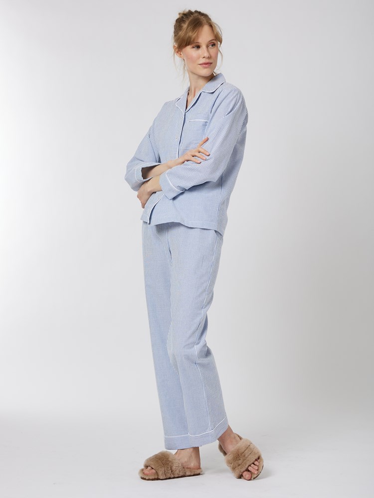 Mira pysjamas  7501484_EN3_Jean Paul_Mira Pyjama Set_W22_Modell (4)_Mira pysjamas  EN3_Mira pysjamas  EN3 7501484.jpg_