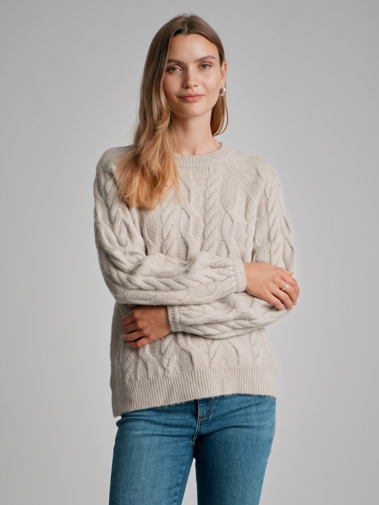 Alivia genser 7501569_AMU-VAVITE-W22-Modell-Front_chn=match_7713_Alivia genser AMU_Alivia genser AMU 7501569.jpg_Front||Front