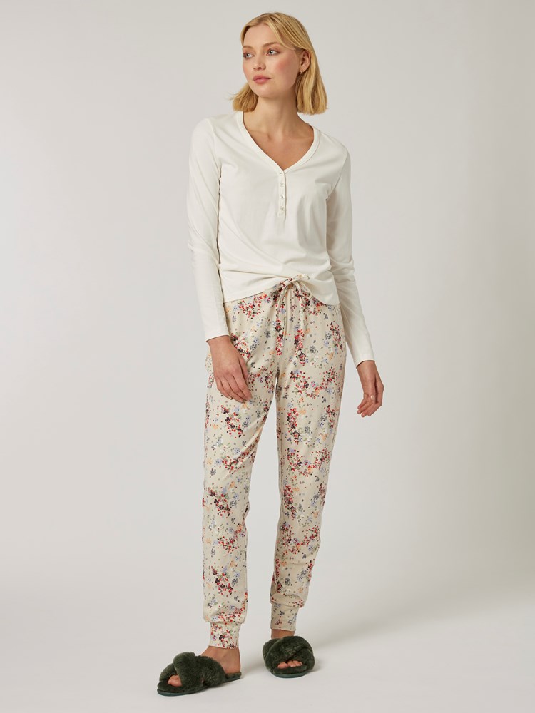 Luna pysjamas 7501570_I2M-MELL-W22-Modell-Front_chn=vic_2468_Luna pysjamas I2M 7501570.jpg_Front||Front