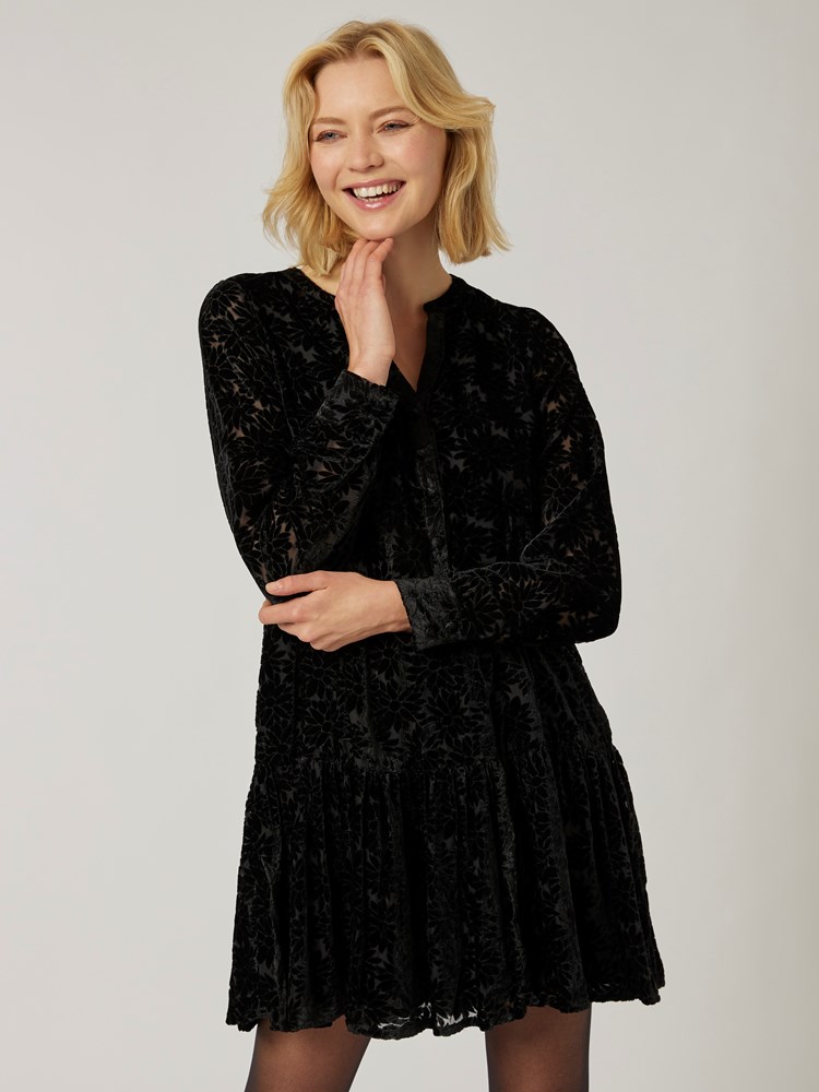 Flora kjole 7501678_CAB-MELL-W22-Modell-Front_chn=vic_1643_Flora kjole CAB 7501678.jpg_Front||Front
