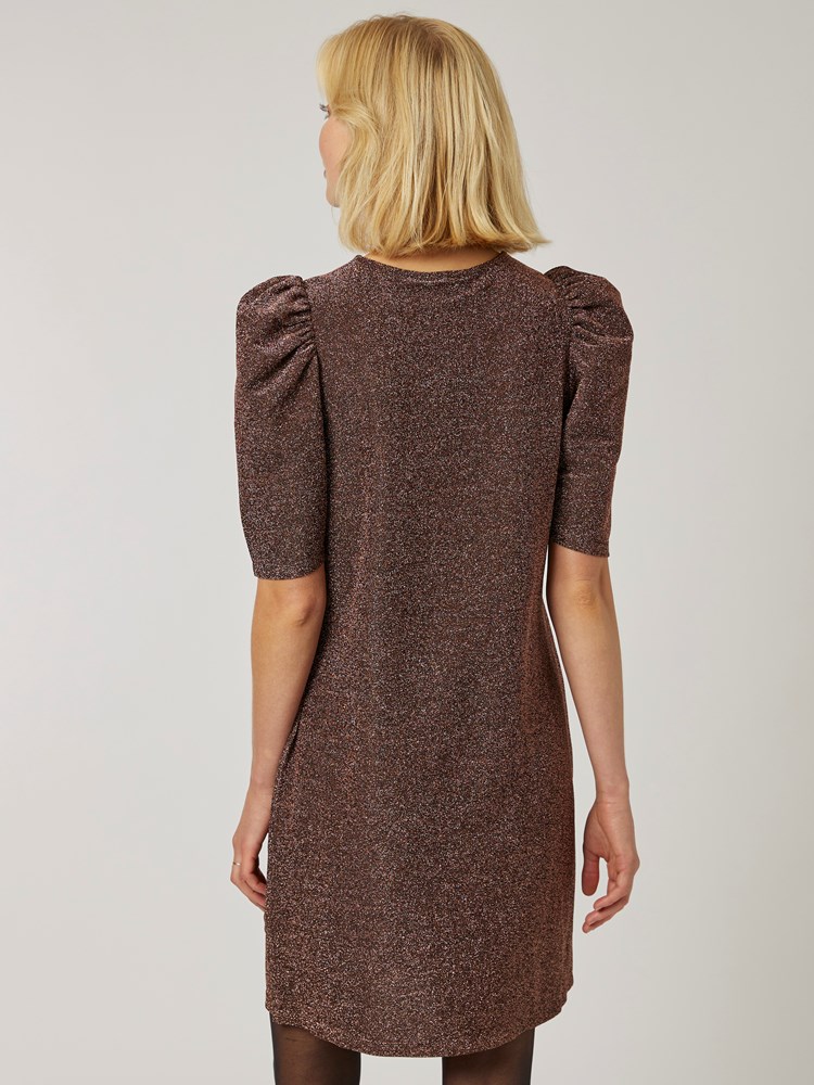 Aleah kortermet kjole 7501679_AGC-MELL-W22-Modell-Back_chn=vic_8165_Aleah kortermet kjole AGC 7501679.jpg_Back||Back