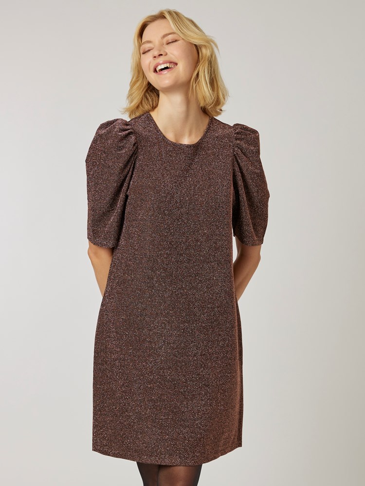Aleah kortermet kjole 7501679_AGC-MELL-W22-Modell-Front_chn=vic_5050_Aleah kortermet kjole AGC 7501679.jpg_Front||Front