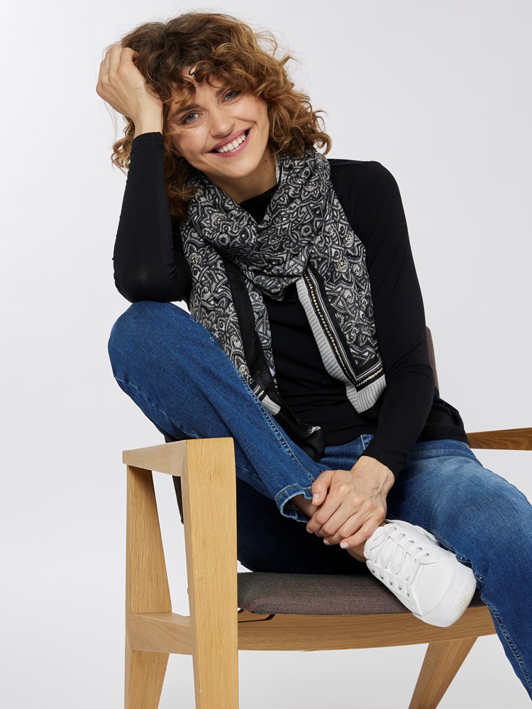 Elisa skjerf 7501712_CAB-MELL-A22-Modell-Front_chn=vic_7994_Elisa skjerf CAB 7501712.jpg_Front||Front