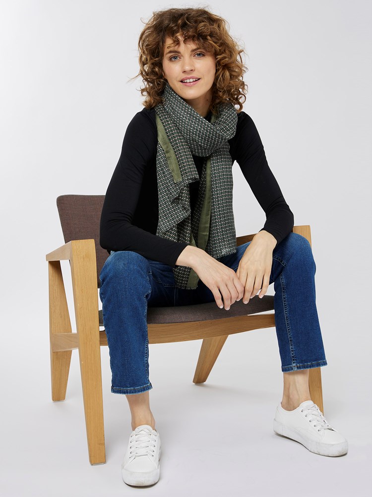 Elisa skjerf 7501712_GOZ-MELL-A22-Modell-Front_chn=vic_3650_Elisa skjerf GOZ 7501712.jpg_Front||Front