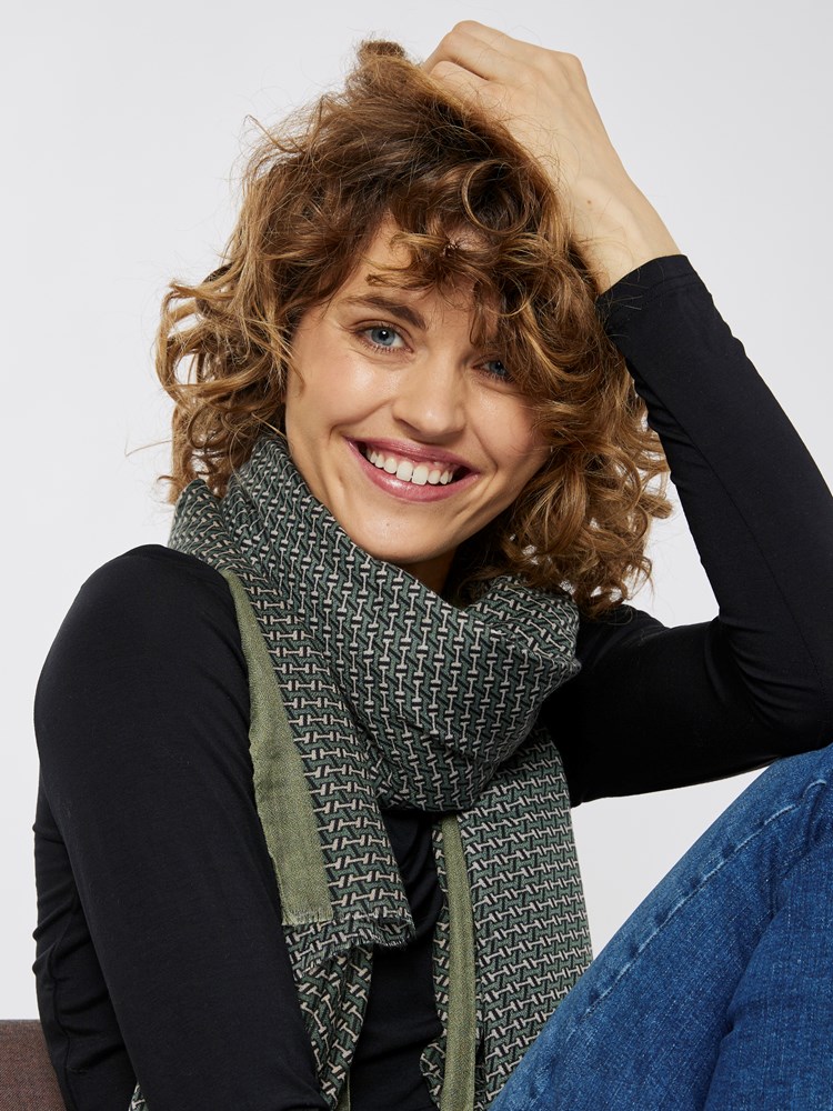 Elisa skjerf 7501712_GOZ-MELL-A22-Modell-Front_chn=vic_9417_Elisa skjerf GOZ 7501712.jpg_Front||Front