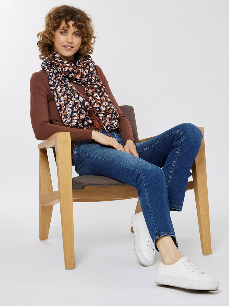 Elisa skjerf 7501712_K2Y-MELL-A22-Modell-Front_chn=vic_3220_Elisa skjerf K2Y 7501712.jpg_Front||Front