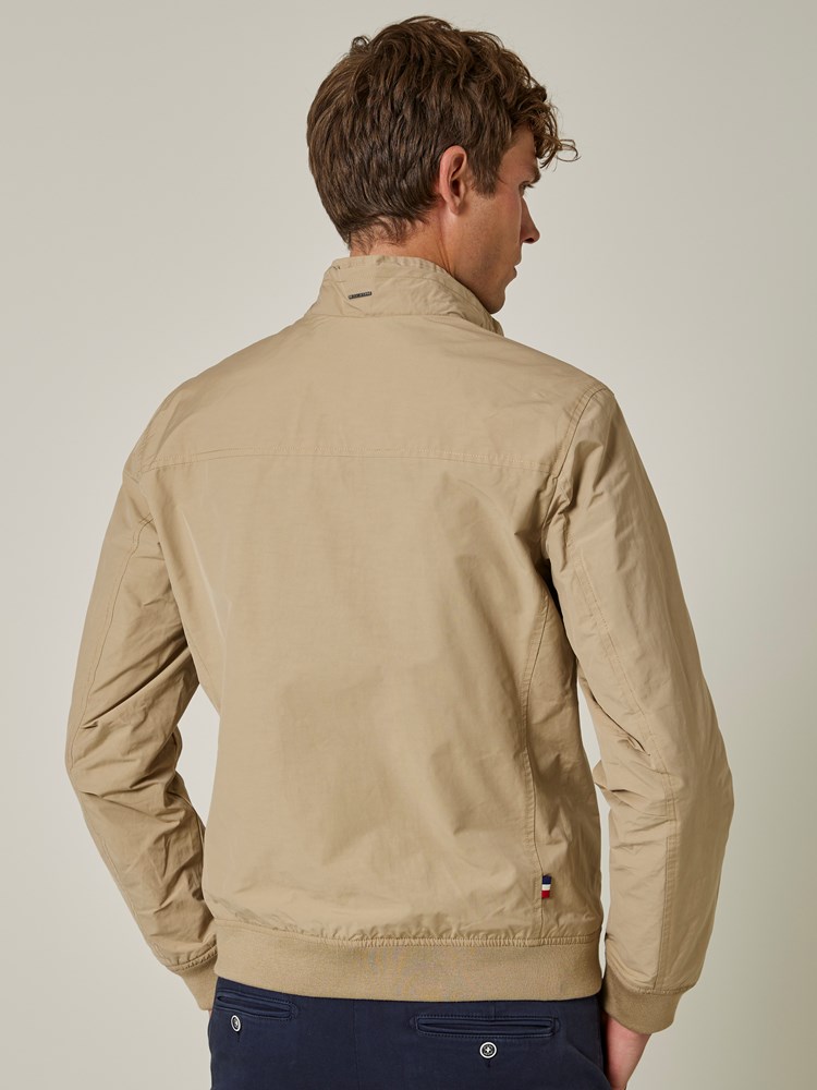 Becker jakke 7502007_AEI-JEANPAUL-S23-Modell-Front_413.jpg_Front||Front