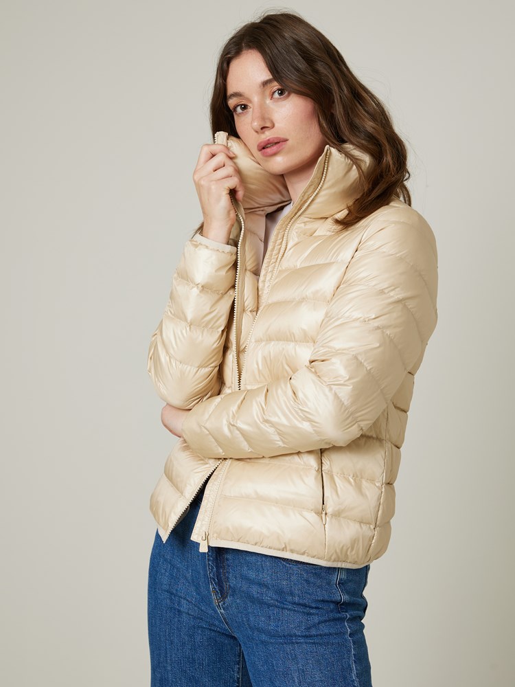Oona dunjakke 7502164_I3E-JEANPAUL-S23-Modell-Front_7587-NO-LOGO_Oona dunjakke I3E_Oona dunjakke I3E 7502164.jpg_