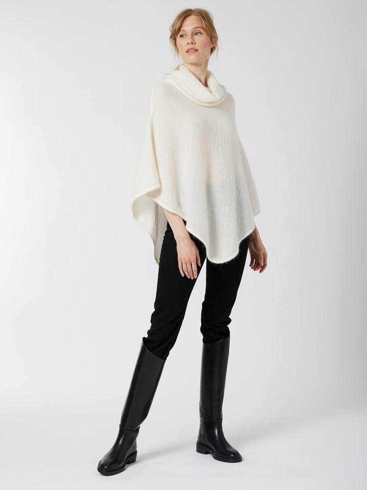 Lotta poncho 7502173_O79-JEANPAUL-W22-Modell-Front_6740_Lotta poncho O79_Lotta poncho O79 7502173.jpg_Front||Front