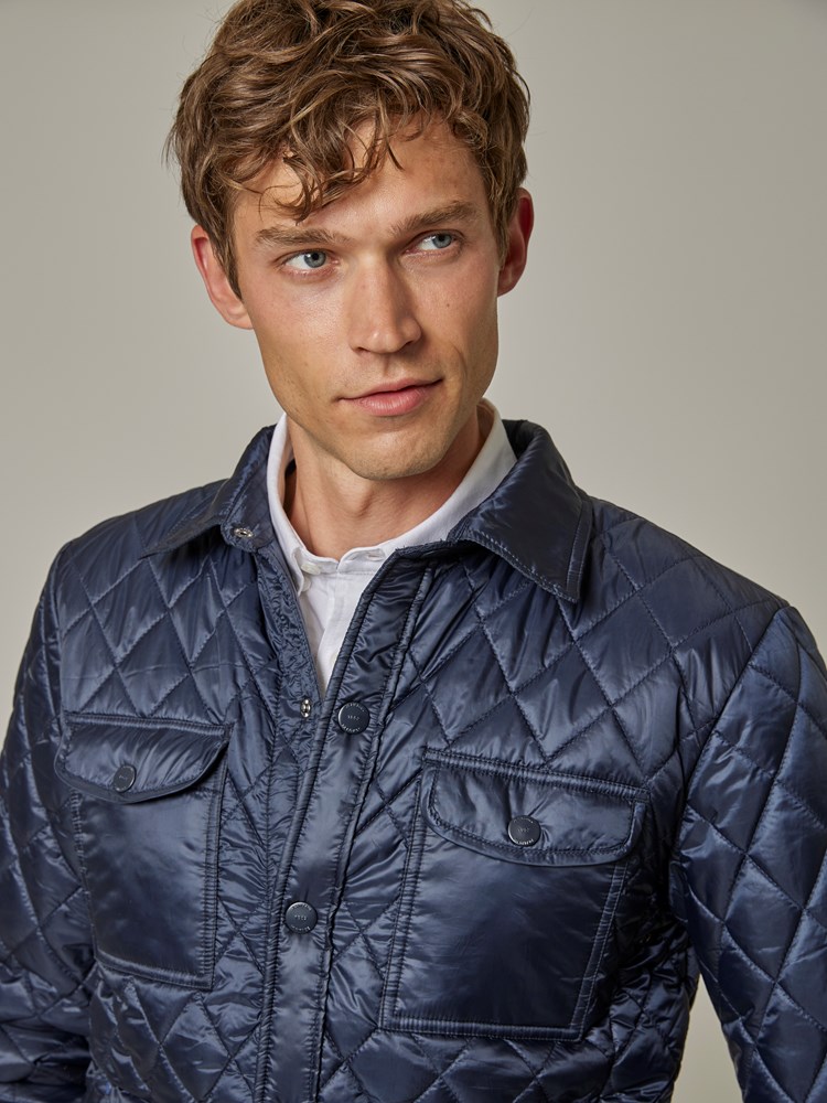 Lorraine quiltjakke 7502210_EM6-JEANPAUL-S23-Modell-Front_1093.jpg_Front