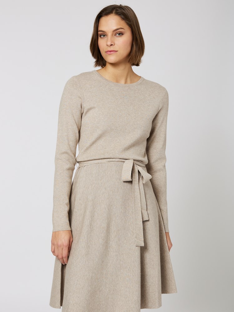 Ninette strikkekjole 7502216_AQG-MELL-S23-Modell-Front_chn=vic_2067_Ninette strikkekjole AQG 7502216.jpg_Front||Front