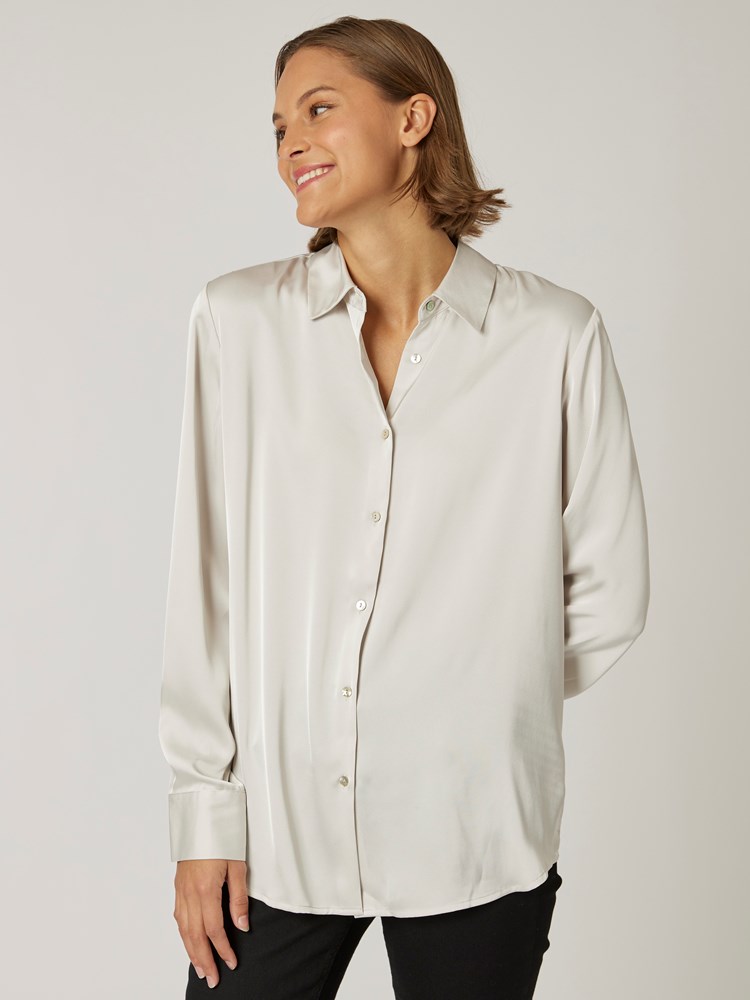 Evelina skjorte 7502239_O79-DONNA-W22-Modell-Front_chn=vic_4605_Evelina skjorte O79_Evelina skjorte O79 7502239.jpg_Front||Front