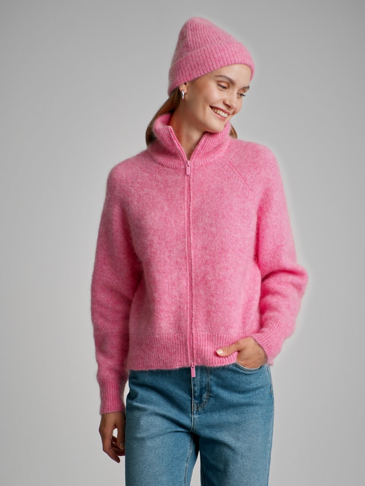 Carmela cardigan 7502260_MUB-DONNA-W22-Modell-Front_chn=match_8166_Carmela cardigan MUB_Carmela cardigan MUB 7502260.jpg_Front||Front