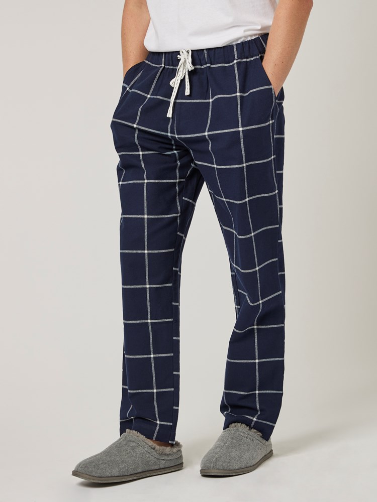 Patrick Pysjamas bukse 7502330_EM6-VESB-W22-Modell-Front_chn=vic_9542.jpg_Front||Front