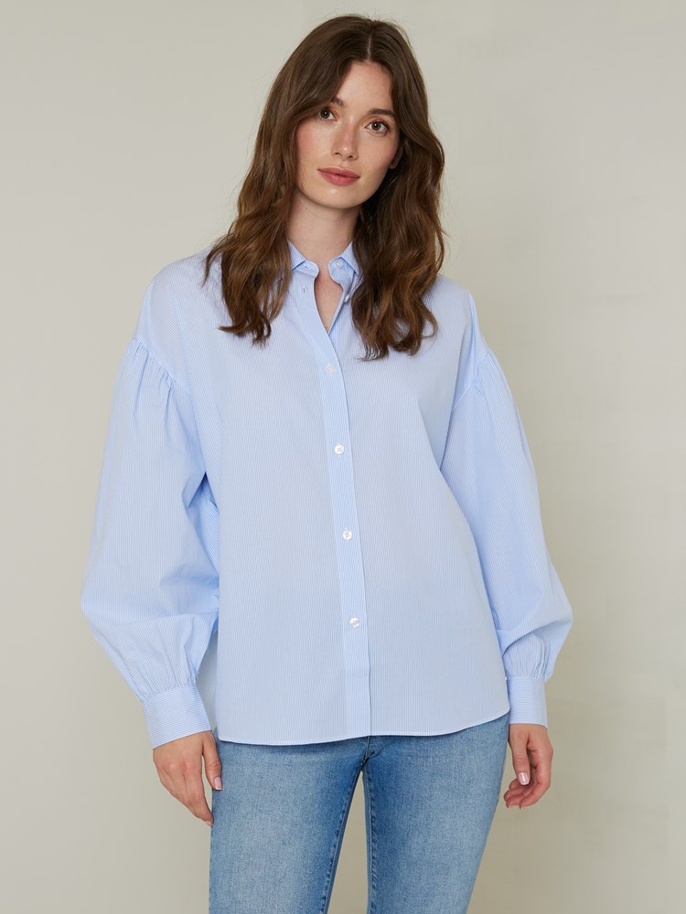 Kathy stripet skjorte 7502382_EN3-JEANPAUL-S23-Modell-Front_7961_Kathy stripet skjorte EN3 7502382.jpg_Front||Front