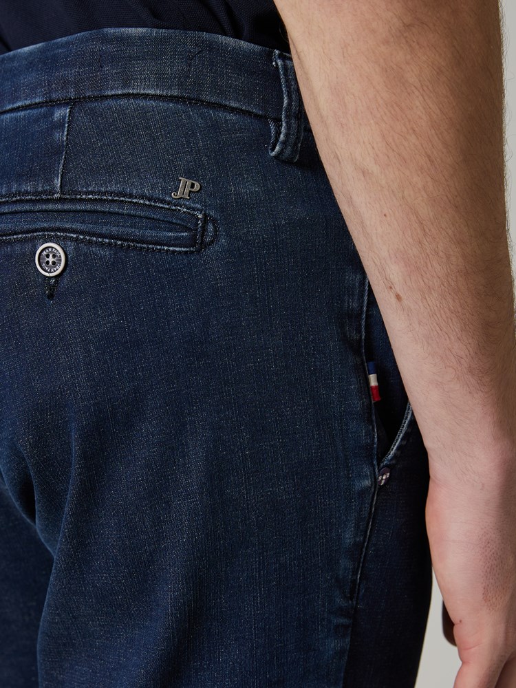 Alan denim hyper str. chino 7502644_D05-JEANPAUL-S23-Modell-Front_6195.jpg_Front||Front