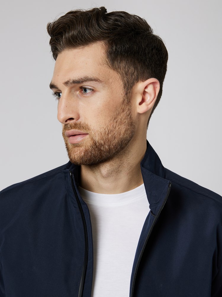 Cooper jakke 7502691_EM6-VESB-S23-details_chn=vic_413.jpg_