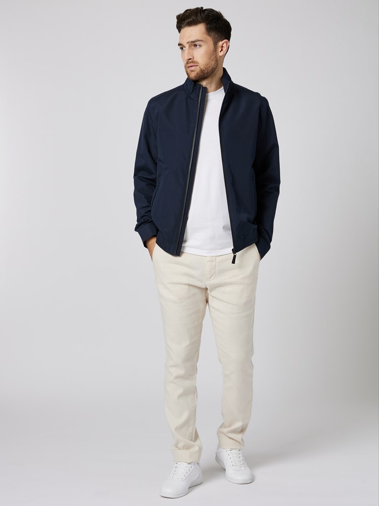 Cooper jakke 7502691_EM6-VESB-S23-details_chn=vic_8124.jpg_