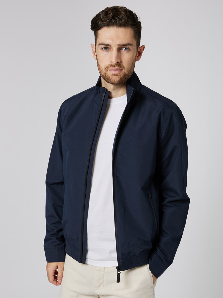 Cooper jakke 7502691_EM6-VESB-S23-Modell-Front_chn=vic_3340.jpg_Front||Front