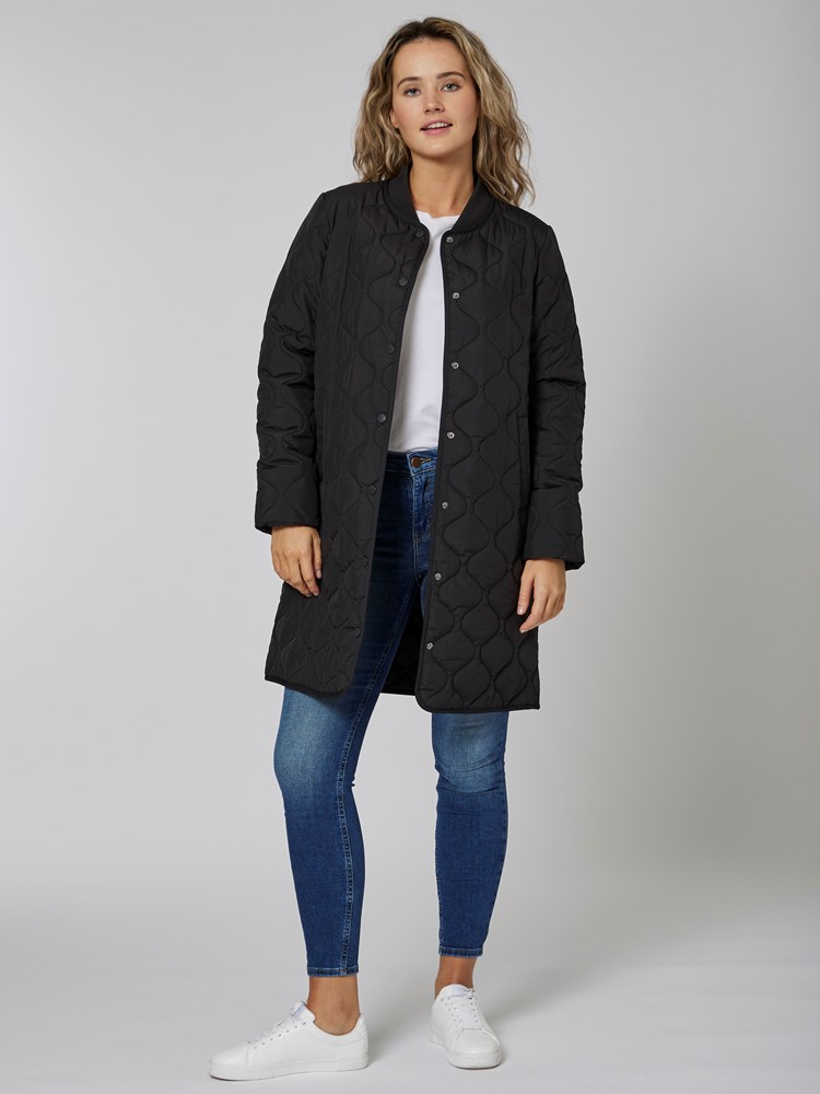Sanna quiltet jakke 7502760_CAB-MELL-S23-details_chn=vic_6546_Sanna quiltet jakke CAB 7502760.jpg_