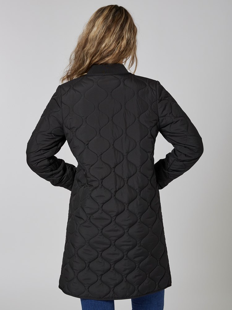 Sanna quiltet jakke 7502760_CAB-MELL-S23-Modell-Back_chn=vic_3062_Sanna quiltet jakke CAB 7502760.jpg_Back||Back